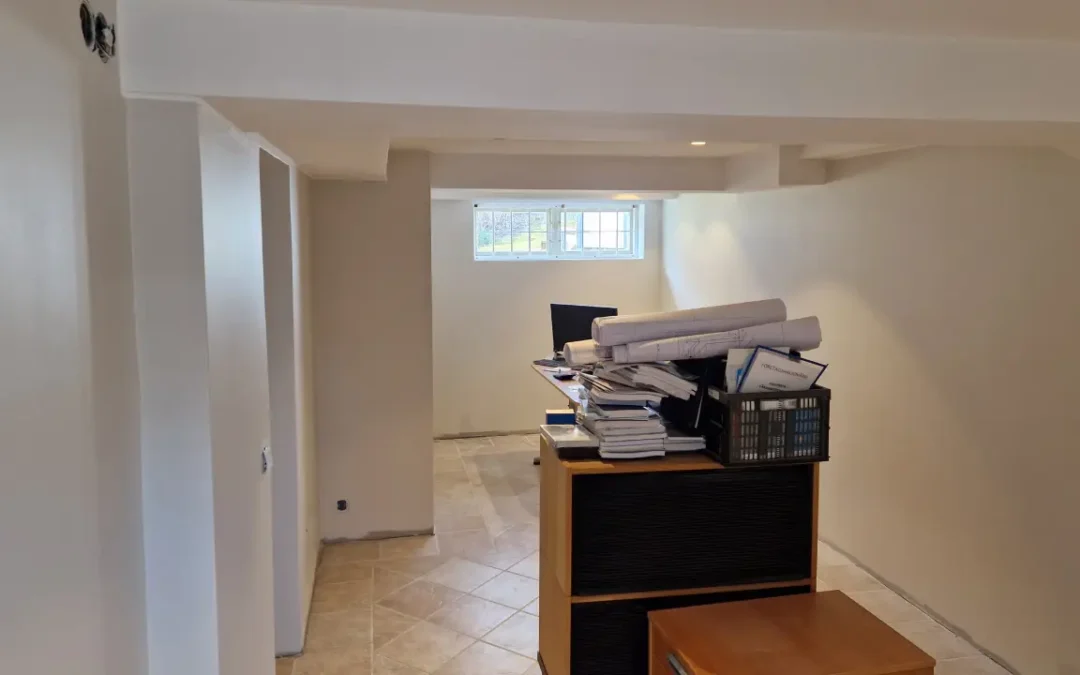 Vattenskadat kontor – Spackling och målning