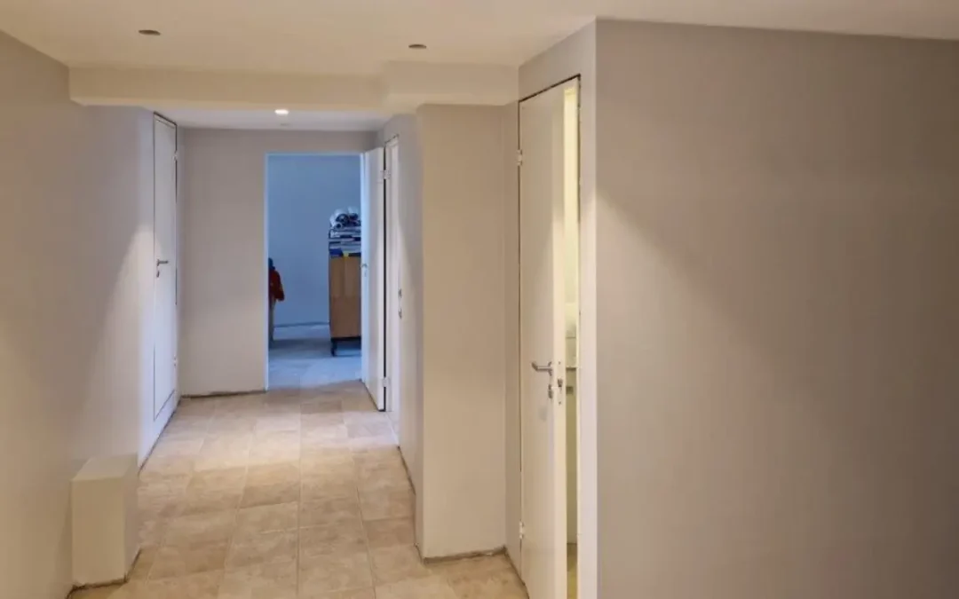 Målning i korridor – Måleri och spackling